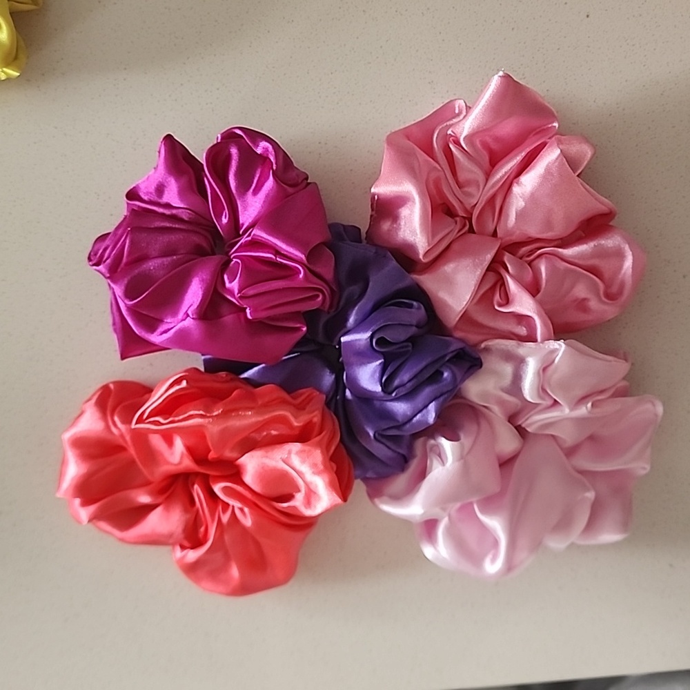 3/$25 scrunchie bundle of 5